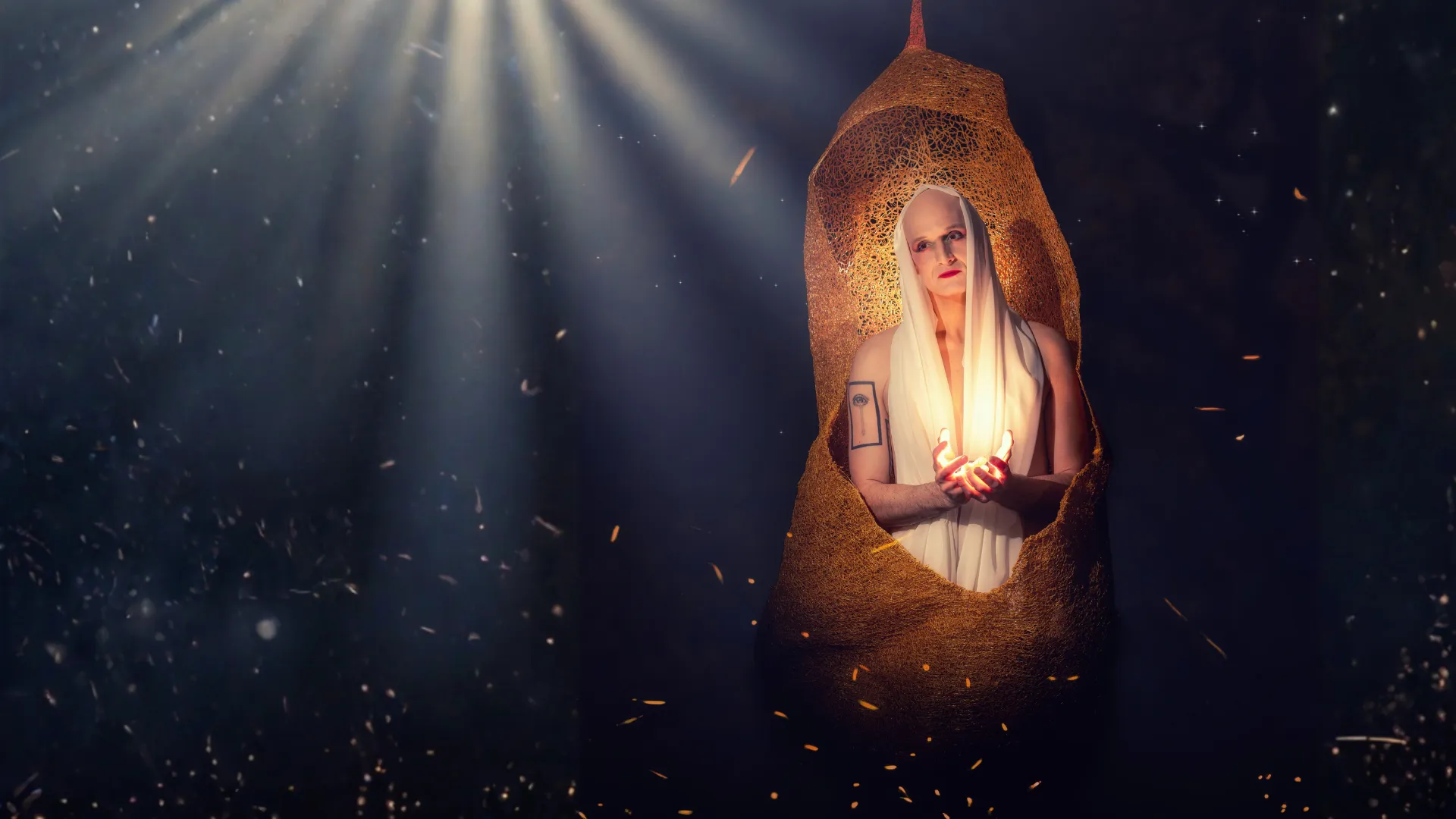 Drew Sarich mit einer Laterne im dunkel beleuchteten Plakatmotiv zur „Amanda Preview Experience“