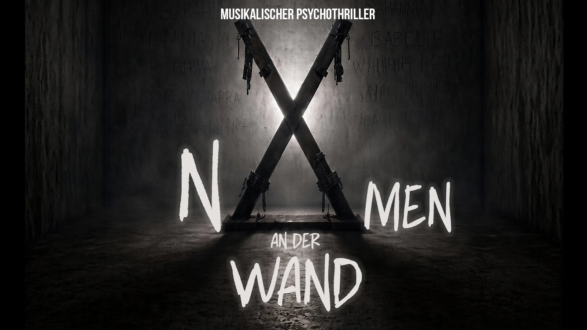 Dunkles Plakatmotiv zu „Namen an der Wand“ mit zwei gekreuzten Holzbalken in einem kargen Raum.